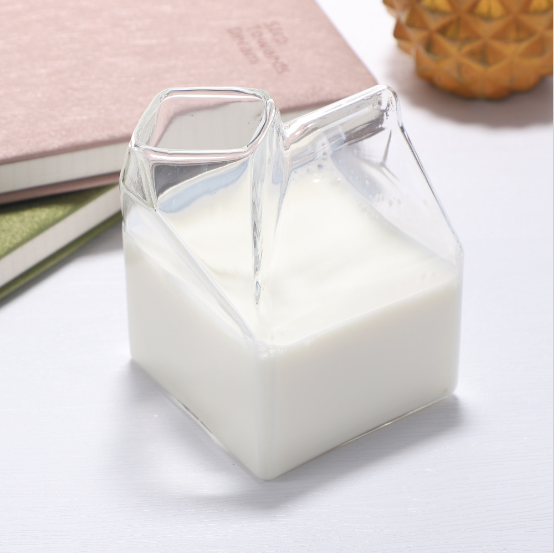 Мөлдір шыныаяқтардан жасалған ең әдемі сусындар