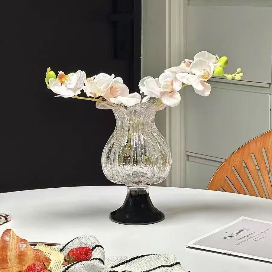 Түрлі пішінді әйнек құмыралар